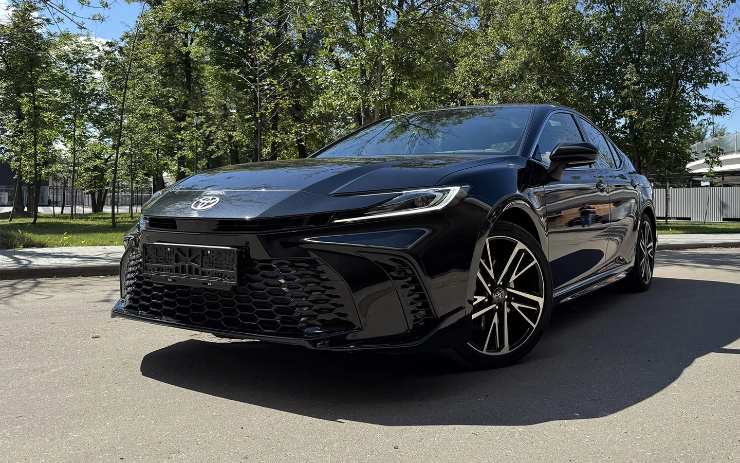 Прощай, 3 и 5. Мы поездили на новой Toyota Camry